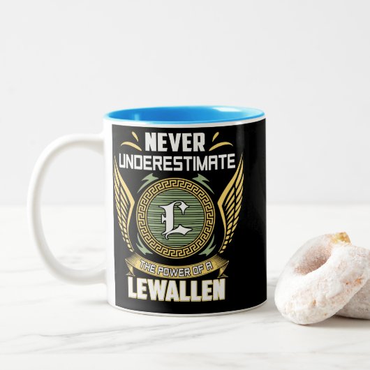 Never Underestimate The Power Of A Lewallen Tweekleurige Koffiemok (Met donut)