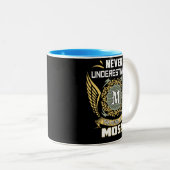 Never Underestimate The Power Of A Mose Tweekleurige Koffiemok (Voorkant rechts)