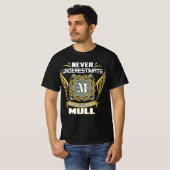 Never Underestimate The Power Of A Mull T-shirt (Voorkant volledig)
