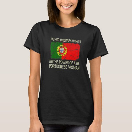 Never Underestimate The Power of a Portuguese Woma T-shirt (Voorkant)