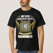 Never Underestimate The Power Of A Runner T-shirt (Voorkant)