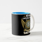 Never Underestimate The Power Of A Saetern Tweekleurige Koffiemok (Voorkant rechts)