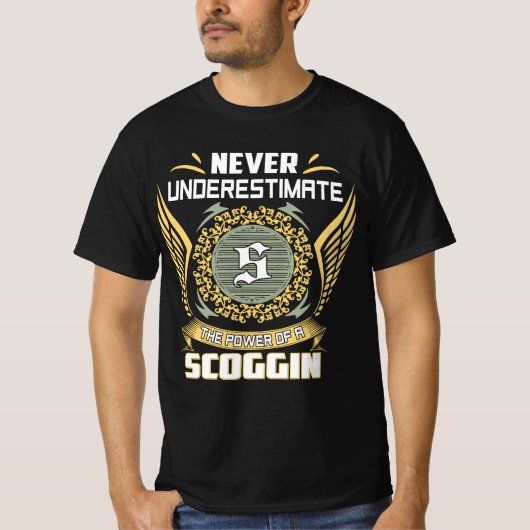 Never Underestimate The Power Of A Scoggin T-shirt (Voorkant)