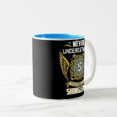 Never Underestimate The Power Of A Shingleton Tweekleurige Koffiemok (Voorkant rechts)