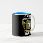 Never Underestimate The Power Of A Tarter Tweekleurige Koffiemok (Voorkant rechts)