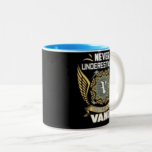 Never Underestimate The Power Of A Vang Tweekleurige Koffiemok (Voorkant rechts)