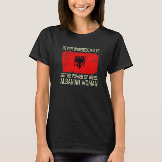 Never Underestimate The Power of an Albanian Woman T-shirt (Voorkant)