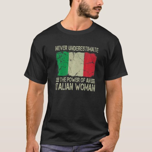 Never Underestimate The Power of an Italian Woman  T-shirt (Voorkant)