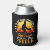 Never Understimate an Old Man With a Pickleball Blikjeskoeler (Blikje Voorkant)