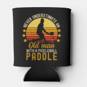 Never Understimate an Old Man With a Pickleball Blikjeskoeler (Achterkant)