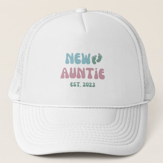 New Auntie Est 2023 - Trucker Hat New Tunt Trucker Pet (Voorkant)