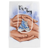 New Baby Announcement – Parents Holding Baby 👣 Medium Cadeauzakje (Achterkant)