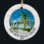 New Beach House Thuisfoto met jaar Keramisch Ornament<br><div class="desc">Dit aangepaste tweezijdige nieuwe ornament voor kerstvakantie op het strand bevat een foto van je nieuwe thuis en het jaar aan de voorkant,  en een andere foto op de achterkant. Dit maakt een cadeautje voor het nieuwe huis,  of gewoon een speciaal hoepenspel voor je om je bestemming te herdenken.</div>