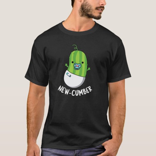 New cumber Funny Veggie Cucumber Pun Dark BG T-shirt (Voorkant)