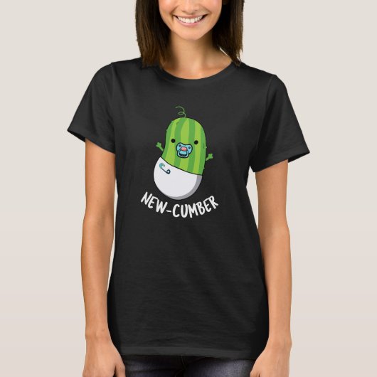 New cumber Funny Veggie Cucumber Pun Dark BG T-shirt (Voorkant)