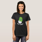 New cumber Funny Veggie Cucumber Pun Dark BG T-shirt (Voorkant volledig)
