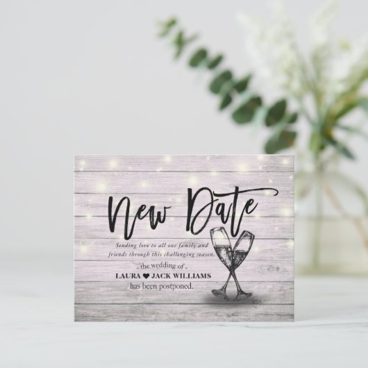 New Date Wedding Postponement Champagne Glasses Aankondigingskaart (Staand voorkant)