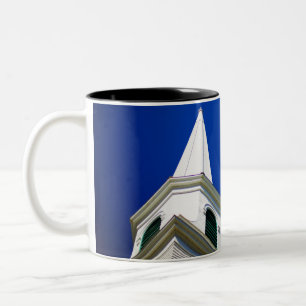 New England Church Steeple met een Royal Blue Sky Tweekleurige Koffiemok
