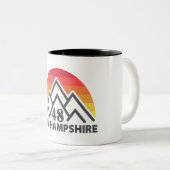 New Hampshire 48 Retro Mountain Tweekleurige Koffiemok (Voorkant rechts)