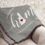 New Hampshire Home State Personalized Deken<br><div class="desc">Show een beetje trots op de thuisstaat met deze schattige, rotsgrijze deken met "thuis" in witte kalligrafie met een silhouetekaart van de staat New Hampshire die voor de letter "O." staat. Een rode hartillustratie binnen de staatskaart voltooit het ontwerp; u kunt de positie van het hart in uw thuisstad veranderen...</div>