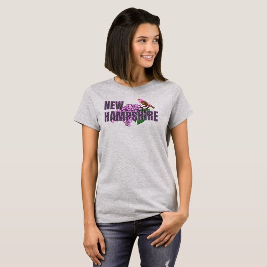 New Hampshire State Symbols Purple Finch & Lilacs T-shirt (Voorkant volledig)