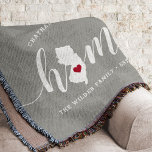 New Jersey Home State Personalized Rustic Deken<br><div class="desc">Show een beetje trots op de thuisstaat met deze schattige, rotsgrijze deken met "thuis" in witte kalligrafie met een silhouetekaart van de staat New Jersey die voor de letter "O." staat. Een rode hartillustratie binnen de staatskaart voltooit het ontwerp; u kunt de positie van het hart in uw thuisstad veranderen...</div>