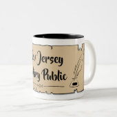 New Jersey Notary Public Scroll Feather Quill Tweekleurige Koffiemok (Voorkant rechts)