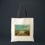 New Jersey Shore Beach Vintage Travel Tote Bag<br><div class="desc">Deze Greetings From New Jersey  briefkaart design heeft een zandig strand met een prachtig turkooise oceaanwater en boven het zee,  een blauwe hemel met blauw witte wolken. In de klassieke reisstijl.</div>