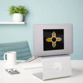 New Mexico Gele Zia Zon Sticker (Laptop op bureau)