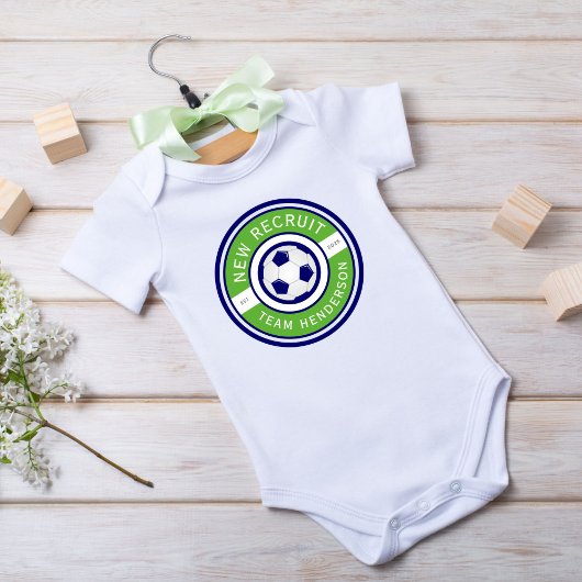 "New Recruit" Aangepaste familienaam groen voetbal Romper