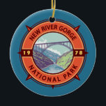 New River Gorge National Park Retro Compass Emblem Keramisch Ornament<br><div class="desc">Nieuw vectorkunstontwerp van de rivierkloof. Het park is de plek waar een deel van de beste witwatervlotters in het land zich bevinden en is ook een van de meest populaire klimgebieden aan de oostkust.</div>