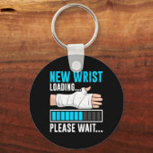 New Wrist Loading... Please Wait... Broken Arm Cas Sleutelhanger (Voorkant)