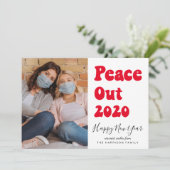 New Year Fun Peace Out 2020 Foto Feestdagenkaart (Staand voorkant)
