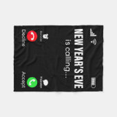 New Years Eve Is Calling Funny Happy New Year 2026 Fleece Deken (Voorkant (Horizontaal))