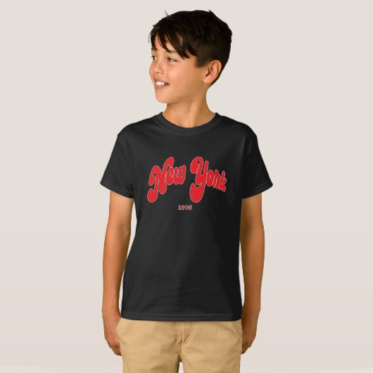 New-York 1898 Red Logo Typography Black  T-shirt (Voorkant volledig)