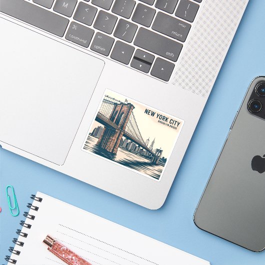 New York Brooklyn Bridge Skyline Bold Retro Reizen Sticker (Laptop met iPhone)