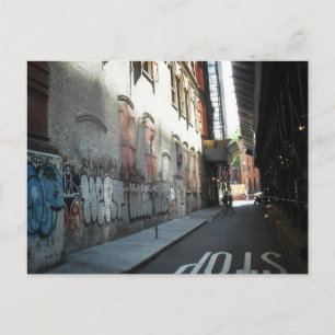 New York City Alley op een zomerse dag Briefkaart