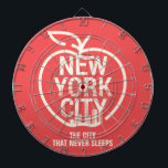 New York City Big Apple Modern Red Fun Dartbord<br><div class="desc">Dit is een leuk en modern ontwerp van de skyline van New York City met het Big Apple-symbool. Dit ontwerp wordt aangevuld met de tekst THE CITY THAT NEVER SLEEPS op een rode achtergrond. Geniet ervan!</div>