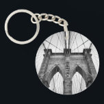 New York City Brooklyn Bridge Closeup Sleutelhanger<br><div class="desc">Zwart-witte foto van het landmerk van New York,  Brooklyn bridge heeft architecturaal detail bekeken. Geometrische weergave met aanpasbaar monogram.</div>