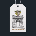 New York City Hanukkah Chanukah NYC Menorah Cadeaulabel<br><div class="desc">Gift labels zijn voorzien van een originele markeringsteken van een New York City-landmerk, de Washington Square Arch, "gekleed" voor Hanukkah met een menorah bovenaan! Deze NYC-illustratie is ook beschikbaar op andere producten. Zie je niet wat je zoekt? Hulp nodig bij aanpassingen? Neem contact op met Rebecca om iets voor je...</div>