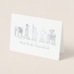 New York City Hanukkah NYC Jewish Holiday Chanukah Folie Kaarten<br><div class="desc">Kaart heeft een originele afbeelding van een rij klassieke New York City-landmerken, "gekleed" voor de Hanukkah-vakantie, gedrukt in een afwerking van de folie. Ideaal voor iedereen die in NYC woont of van NYC houdt. Het design van New York Hanukkah is ook beschikbaar op veel andere kaarten en producten van RebeccaHeartsNY....</div>