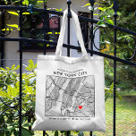 New York City Love Locator | Kaart Weddenschap Wel Tote Bag<br><div class="desc">Een leuke canvas tas voor een bruiloft of een andere gelegenheid in de mooie stad New York City. Dit tas is voorzien van een overheadkaart van het stadscentrum in een framer met een zwarte rand. Bovenaan staat een korte welkome groet en de naam van de stad. Onderaan staan de breedtegraad...</div>