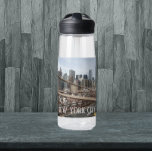 New York City Lower Manhattan Skyline Waterfles<br><div class="desc">Blijf uitgeput en gemotiveerd tijdens je dagelijkse trainingen met deze heldere,  plastieken waterfles met een foto-afbeelding van de skyline van Lower Manhattan,  New York City,  gezien vanaf de Brooklyn Bridge. Selecteer de grootte en kleur van uw waterfles. OPMERKING: Ontwerp niet geoptimaliseerd voor de waterflessenstijl van Kind.</div>