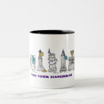 New York City NYC Happy Hanukkah Chanukah Holiday Tweekleurige Koffiemok<br><div class="desc">Met een originele pen-en-inkt illustratie van de verschillende landmerken van New York City die "gekleed" zijn voor het vakantieseizoen. Ideaal voor Hanukkah! Zie je niet wat je zoekt? Hulp nodig bij aanpassingen? Neem contact op met Rebecca om iets voor je te ontwerpen.</div>