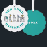 New York City NYC Landmarks Hanukkah Holiday Ornament Kaart<br><div class="desc">Ideaal voor elke feestdag! Het ontwerp bevat een originele pen-en-inkt illustratie van klassieke New York City-merktekens die "gekleed" zijn voor het vakantieseizoen van de Hanukkah in NYC. Deze illustratie is ook beschikbaar voor andere producten, waaronder de coördinatie van producten van partijen en decor. Zie je niet wat je zoekt? Hulp...</div>