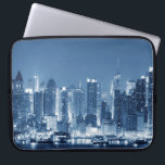 New York City Panoramic Uitzicht Laptop Sleeve<br><div class="desc">Cool New-York City night skyline panoramisch uitzicht. Verplaats het afbeelding naar links of naar rechts om een ander deel van de stad te zien.</div>