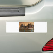 New York City Skyline bij nacht over het water Bumpersticker (Op auto)