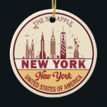 New York City Skyline Emblem Keramisch Ornament<br><div class="desc">New York City minimalistisch,  kleurrijk kunstontwerp met monumenten en bezienswaardigheden van de stad in New York.</div>