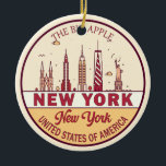 New York City Skyline Emblem Keramisch Ornament<br><div class="desc">New York City minimalistisch,  kleurrijk kunstontwerp met monumenten en bezienswaardigheden van de stad in New York.</div>