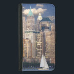 New York City Skyline<br><div class="desc">Fantastische foto van de skyline van de stad New York 's avonds. Het afbeelding heeft een zeilboot op de voorgrond en de achtergrond is gevuld met de vele interessante heldere en glanzende wolkenkrabbers en gebouwen. De foto werd genomen bij zonsondergang,  toen de avondhemel er een schemerlicht aan geeft.</div>